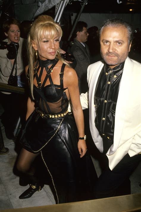 abito gianni versace per donatella|Abiti Versace: le creazioni più iconiche della maison italiana.